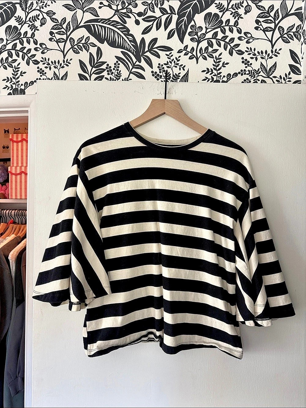 WHO WHAT WEAR Striped Short Sleeve Top in Black & White Size Medium